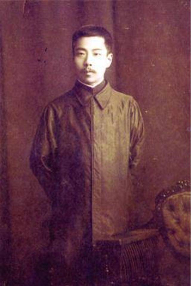 而此时,鲁迅则是发表了自己的第一篇小说《怀旧》.