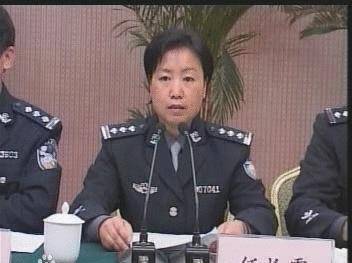 2001年,任长霞调任登封市公安局担任局长,她是河南公安系统中第一位女