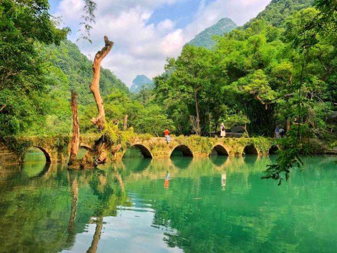 下午参观贵阳市区,游览甲秀楼,青岩古镇等景点.