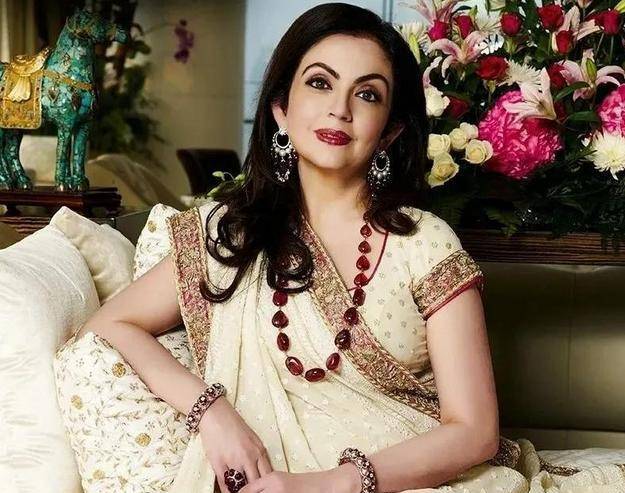 传说首富夫人的鞋子每双价值都在10万以上,上面不是珍珠就是钻石,苹果