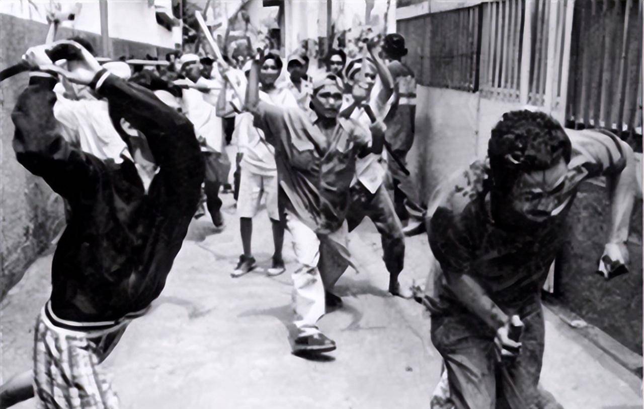 印度尼西亚是一个纯粹的岛国,虽坐拥191万平方公里国土,却分裂成为