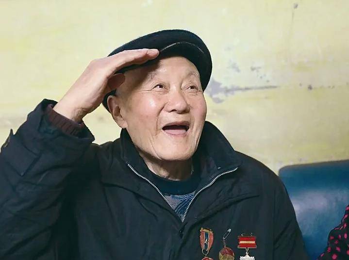 2018年,来凤县实施老兵登记政策,一个大叔带着一份资料来到了事务局