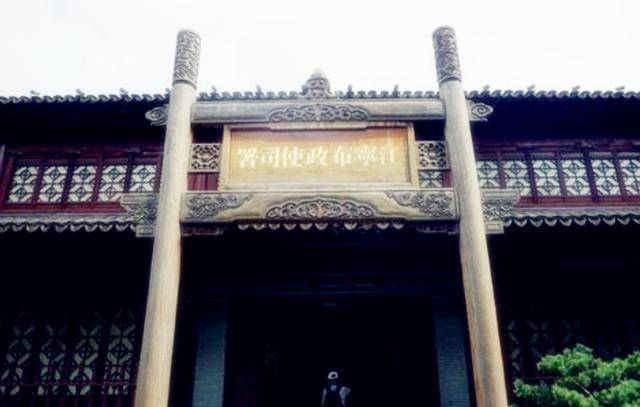 随着清代"省"的概念重新明确,承宣布政使司的处境就变得十分尴尬了.