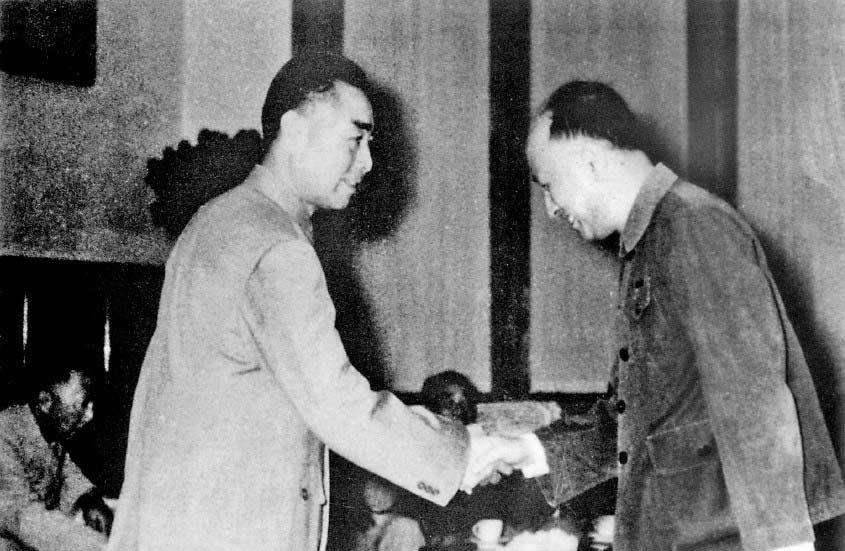图 | 周总理和钱学森握手警卫秘书不同于以往的秘书,他不仅要武艺高超