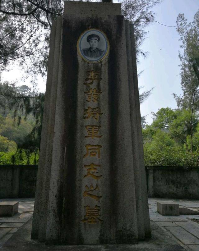 这一天,李发将军指着地图,为大家讲解重点布防位置,就在这时,站在不