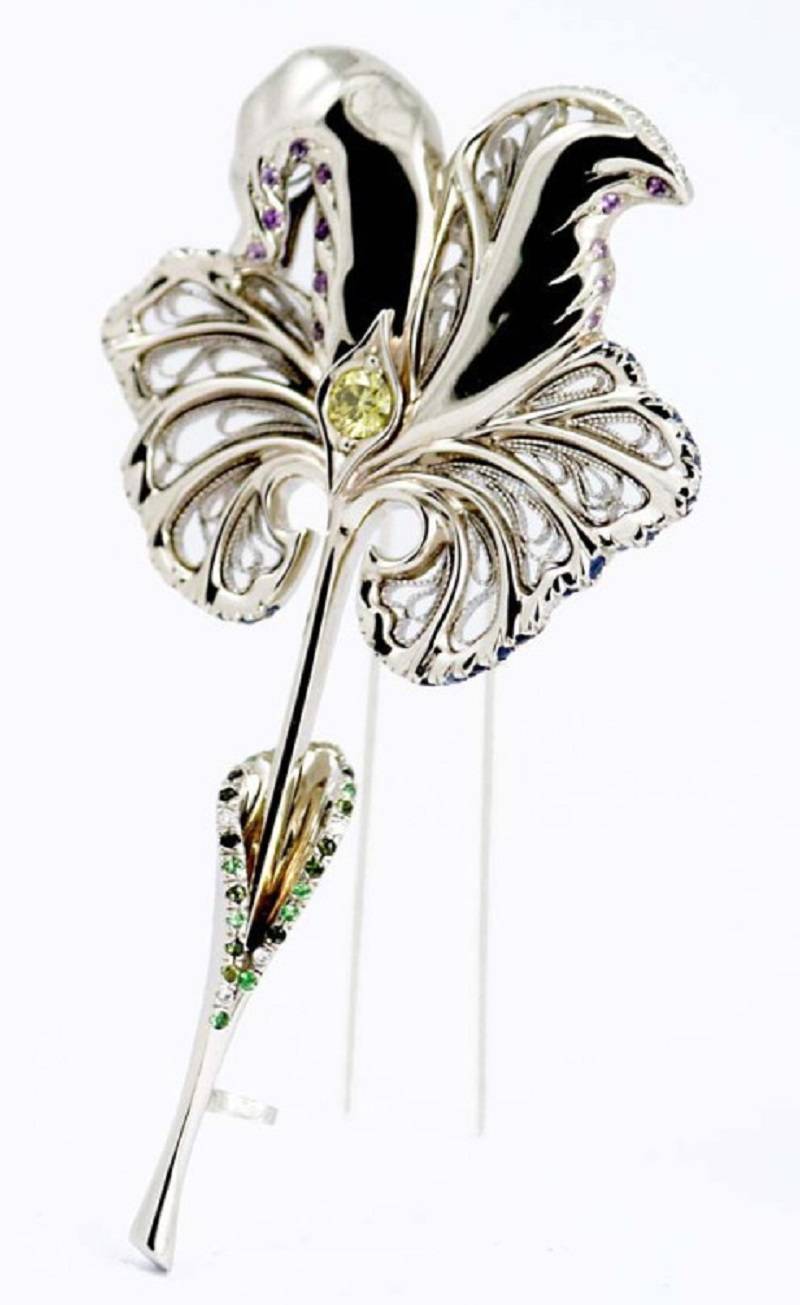 四月生辰石钻石 盘点英国王室的彩钻胸针 那时璀璨岁月好 你压箱底有