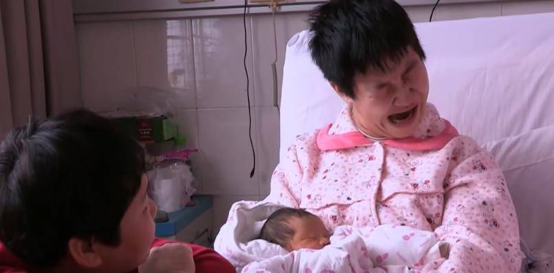 原创17年,武汉27岁脑瘫孕妇"冒险生娃",3年生俩被帅丈夫宠成公主_张颖