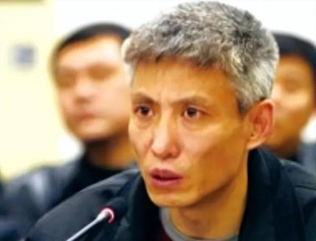 2003年刘涌被押解到殡仪馆抬进死刑执行车行刑过程中神情漠然