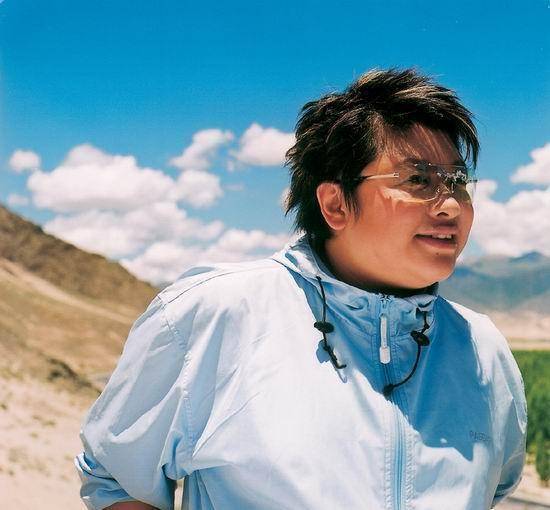 原创歌手韩红50岁无婚无子做公益近乎倾家荡产患难背后见人心