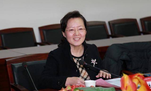 张美云不辞劳苦二十余载,因为每日长期伏案工作患上了腰椎病,用眼过度