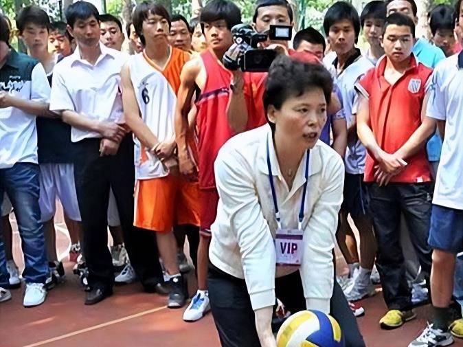 葬礼上,郎平泣不成声,不久遵她期盼:接手中国女排_比赛_教练_赛场