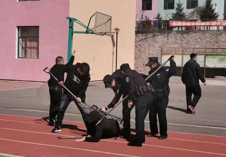 桓仁县公安局普乐堡派出所开展消防反恐应急演练进校园活动