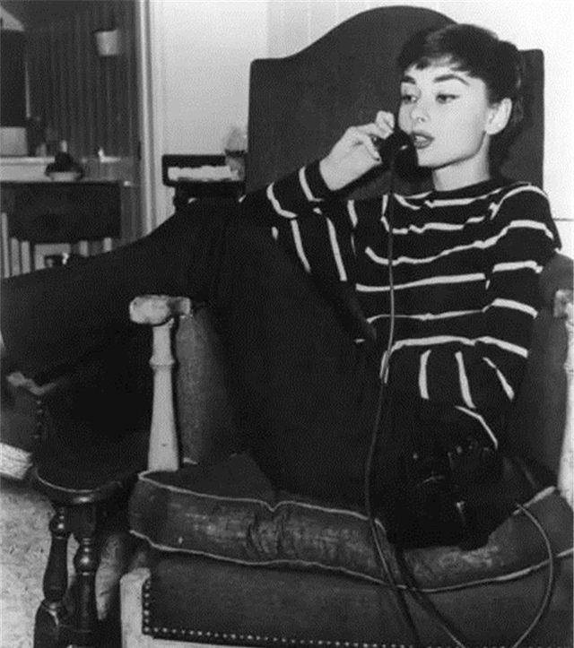 她是影坛难得一见的瑰宝,坠落凡间的天使,一颦一笑,无不宛转_奥黛丽·