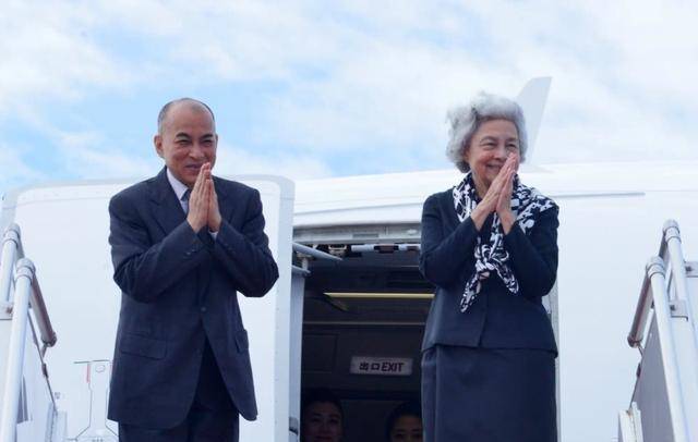 原创在西哈莫尼国王下乡扶贫的时候英国王子安德鲁在忙着干什么