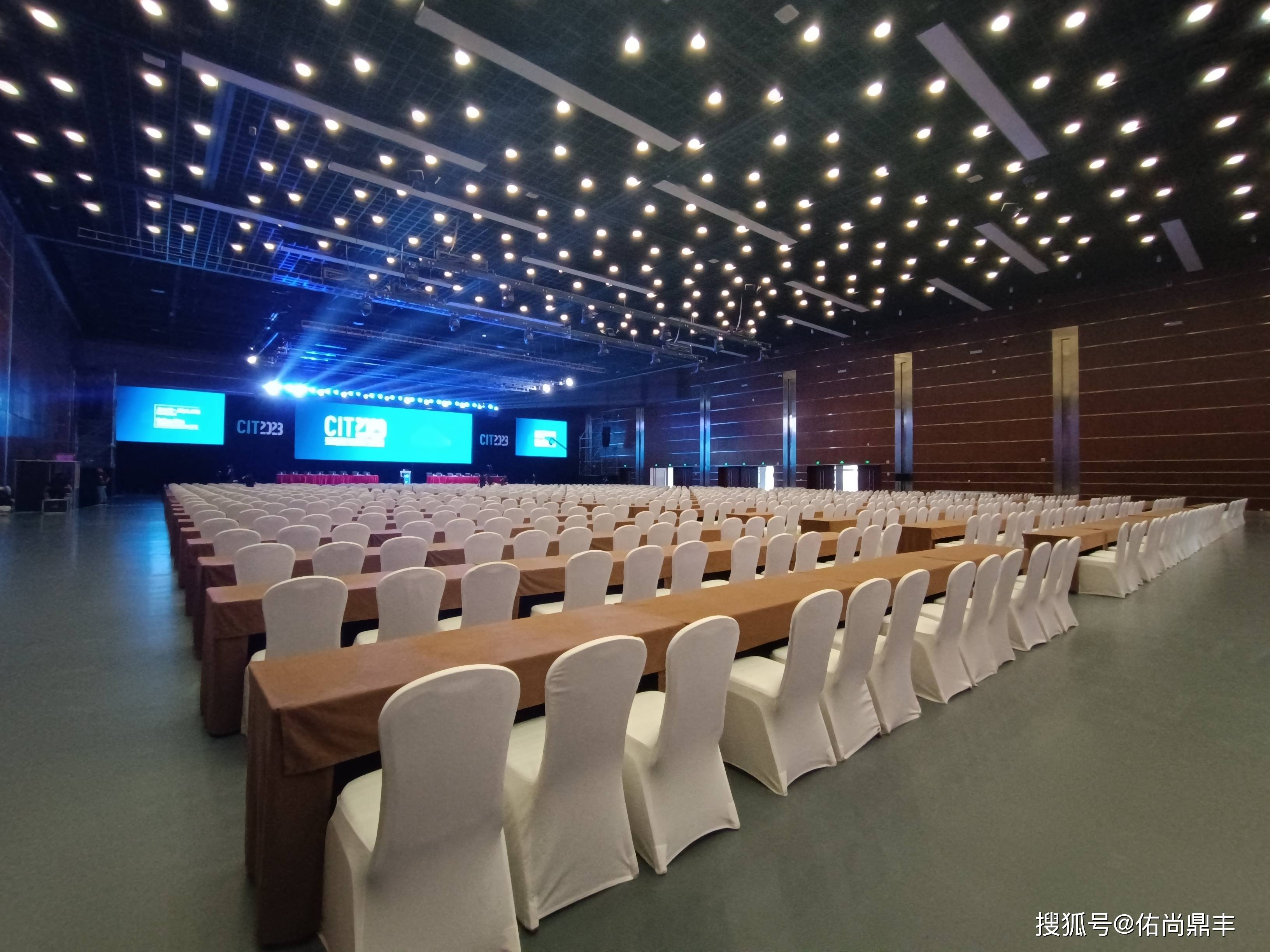 如何通过幕布拍照实现多样化的会议屏幕布局？