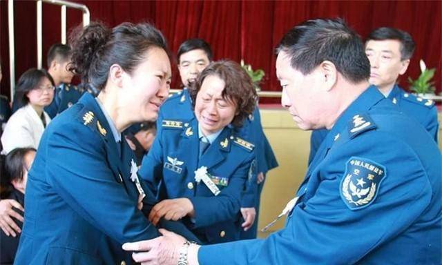 原创原创2010年28岁飞行员11秒救下4000多人壮烈牺牲追悼会补婚礼