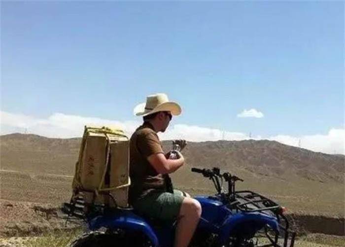 鄢奉天先是给腾讯的高管发信息,过了好几个小时都没有收到任何回复