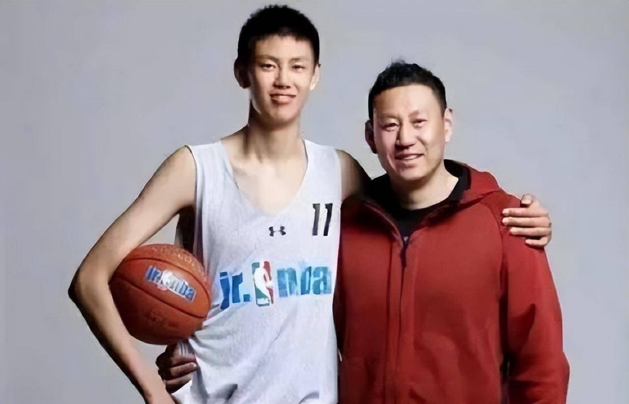 男篮12位球员境况差距大,只有一人未退役_姚明_王治郅_杜锋