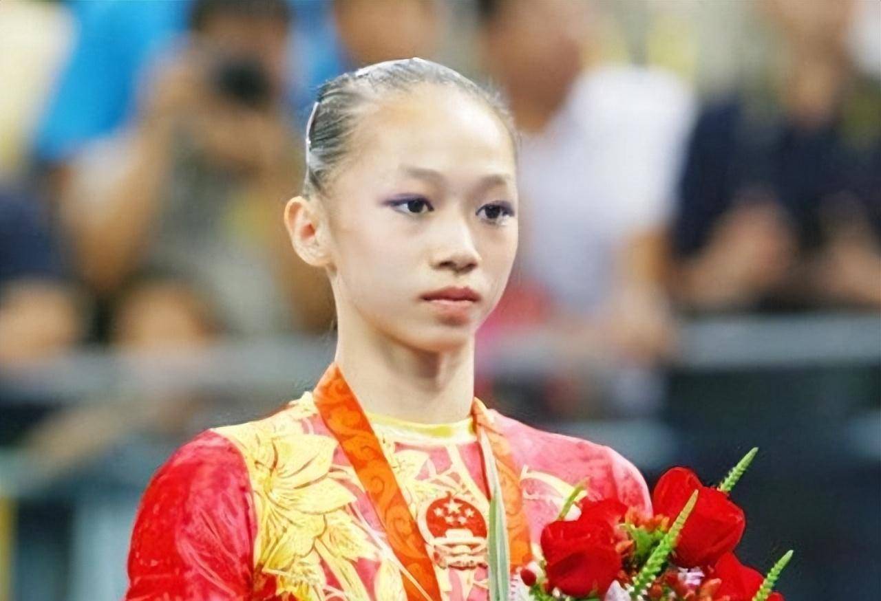 31岁奥运冠军近况:再穿体操服!退役后成女神,1米9老公黝黑健硕_伊琳_