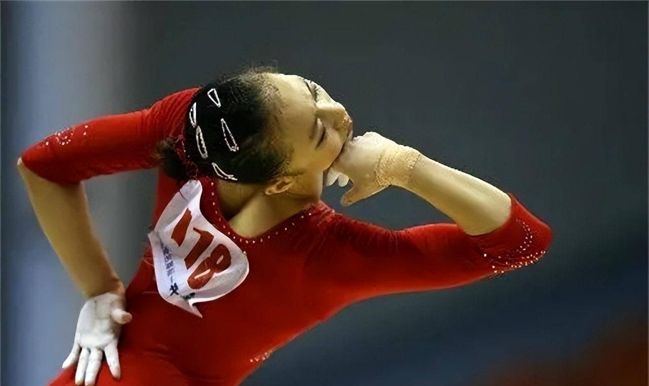 31岁奥运冠军近况:再穿体操服!退役后成女神,1米9老公黝黑健硕_伊琳_