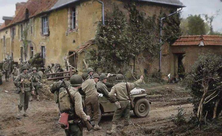 10,盟军士兵正在维修受损的运输车09,正在进行诺曼底登陆的美军士兵08