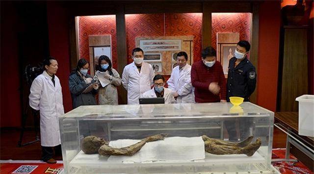 原创原创02年江苏挖出一副千年木棺棺中女尸尸身未腐五脏六腑保存完好