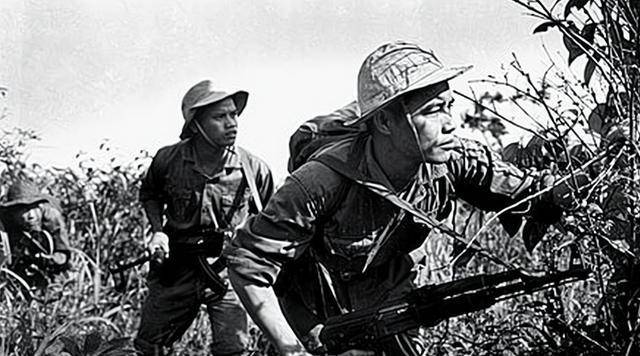 师长怒不可遏,命令喷火兵:放火烧死他们_越南抗法战争_化学武器_我国