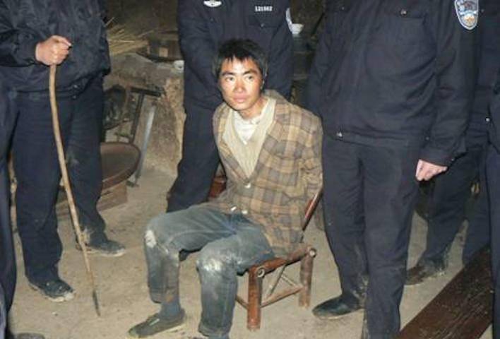 12月13日6时50分许,刘爱兵就在安化县清塘镇梧桐村的一个山头被抓获