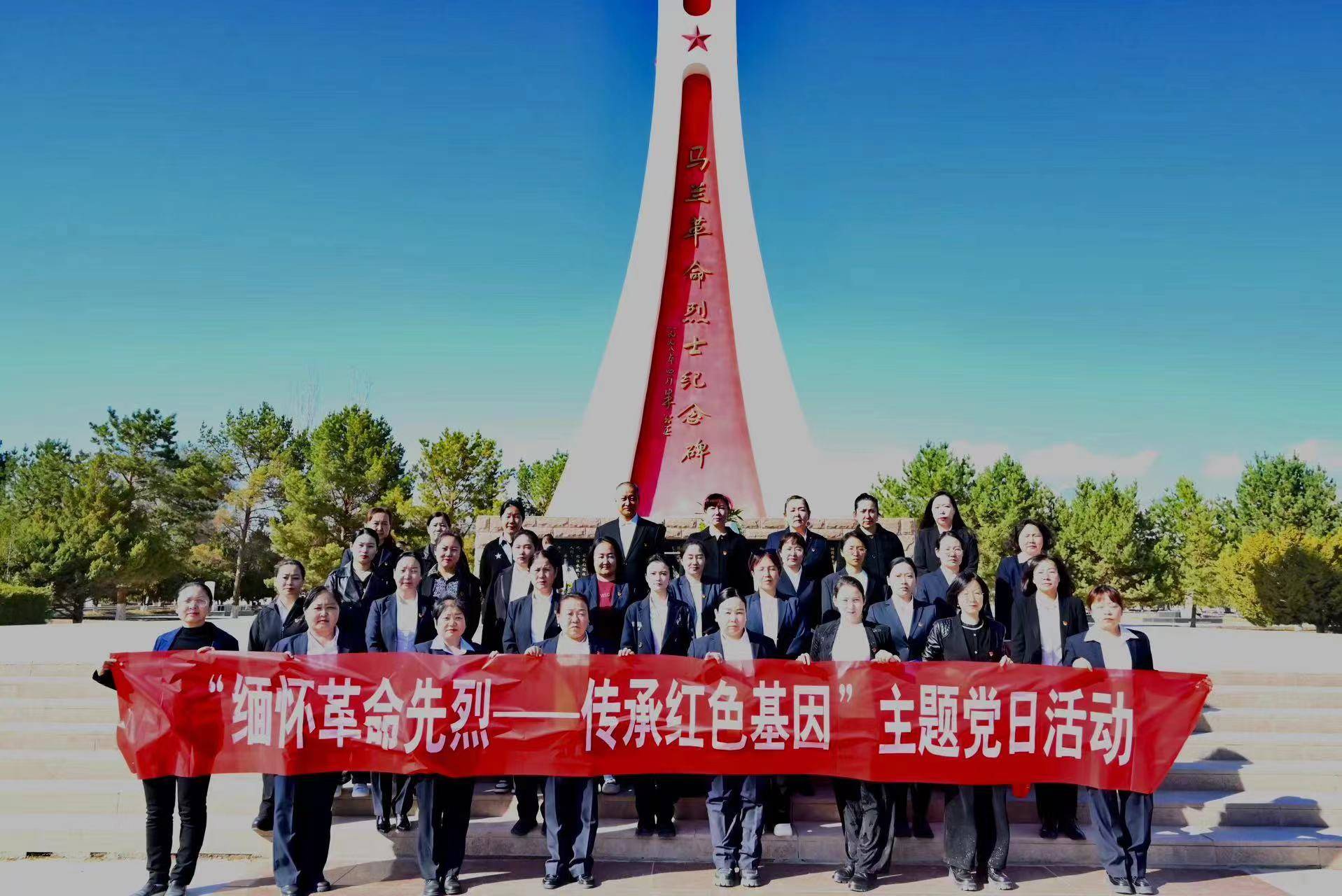 和硕县人社局联合文旅局民政局审计局开展清明祭扫活动