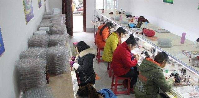 在杜秀梅的心中,只要儿子能够好好上学将来有一个好的前途,自己就算再