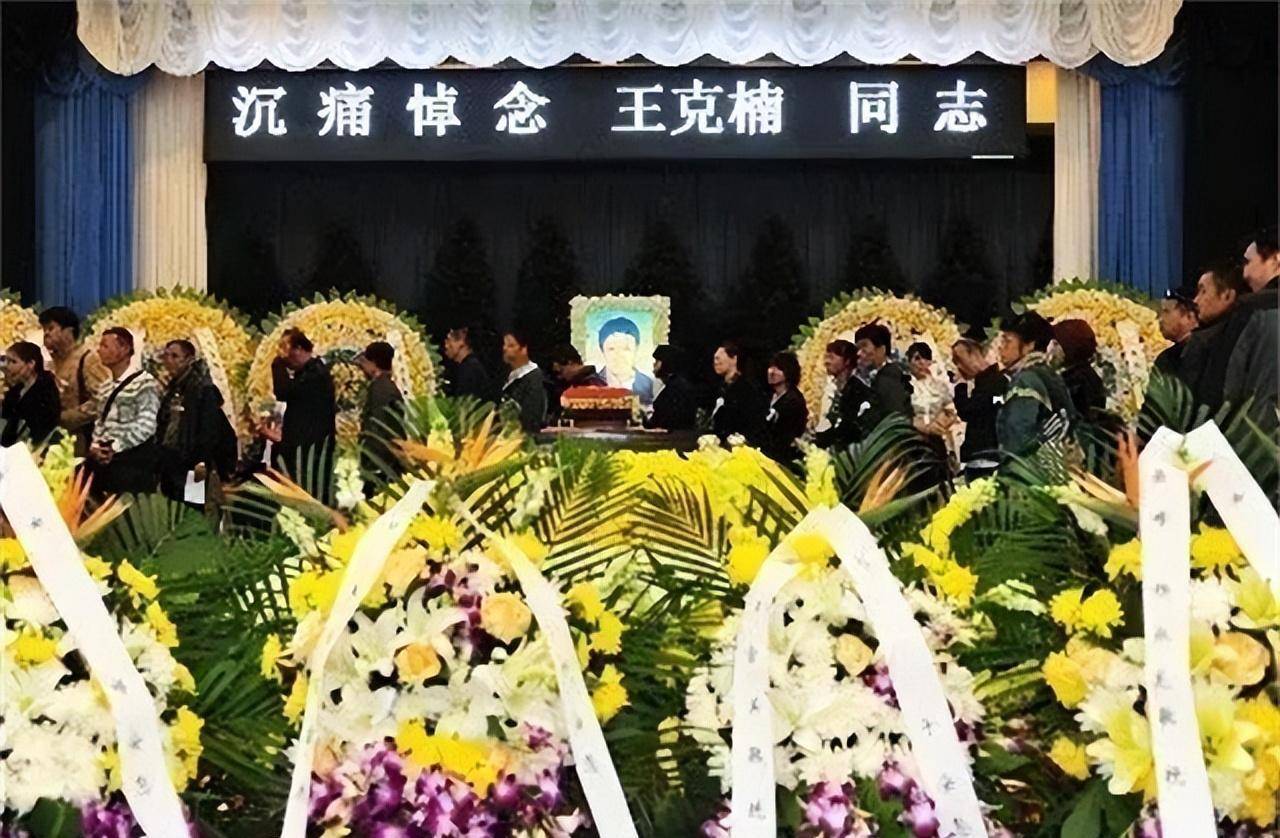 在王克楠去世后,他的妻子赵臻带着孩子一个人生活,她要用这种方式来