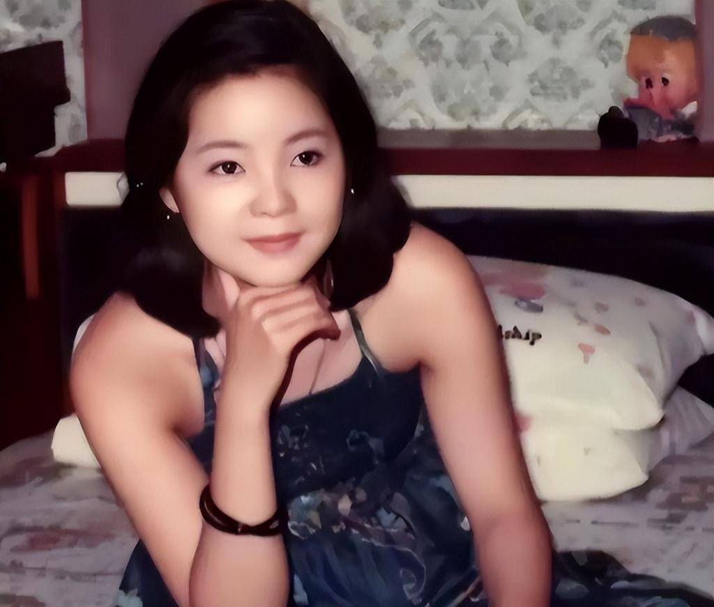 原创1981年邓丽君当众亲吻过一位士兵后来这士兵3天只洗半边脸