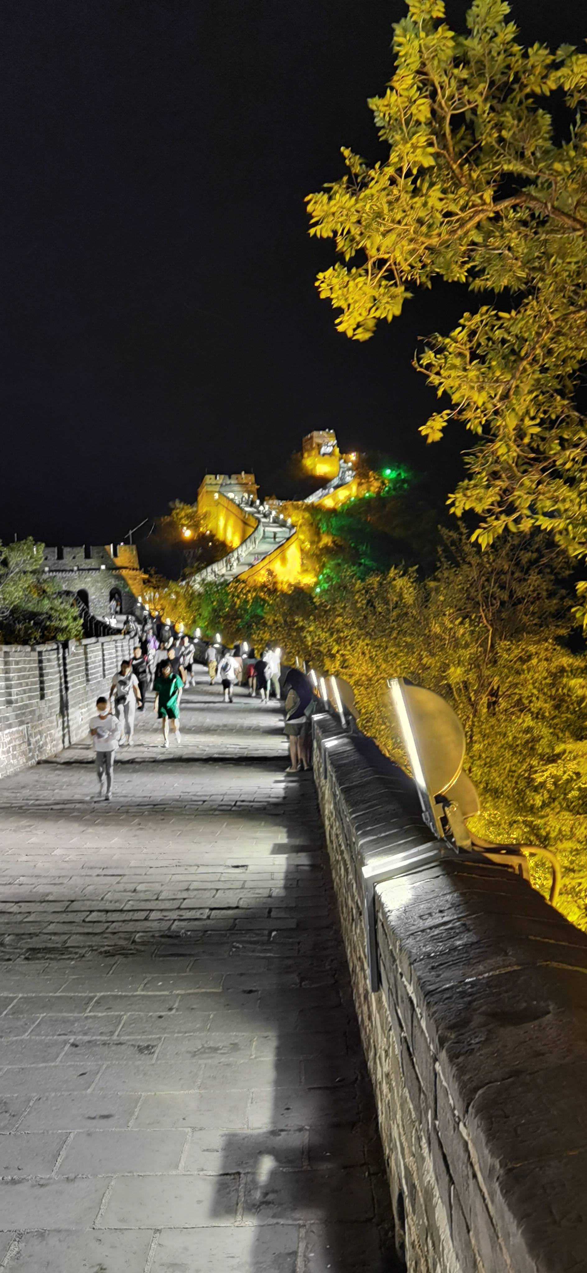 夜幕下的八达岭长城:神秘之旅等你来探!