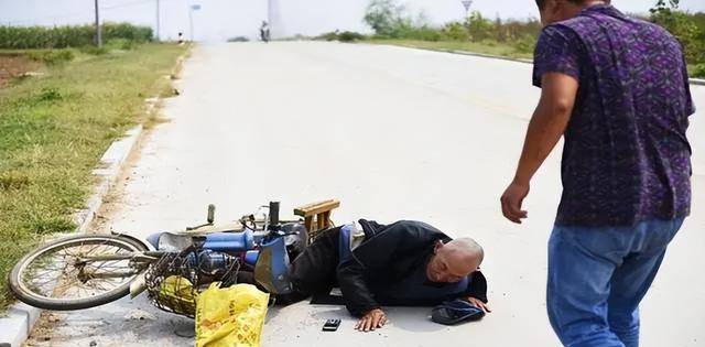 吴伟青向老人接受说自己没有撞他,是他自己摔倒在了地上,吴伟青只是