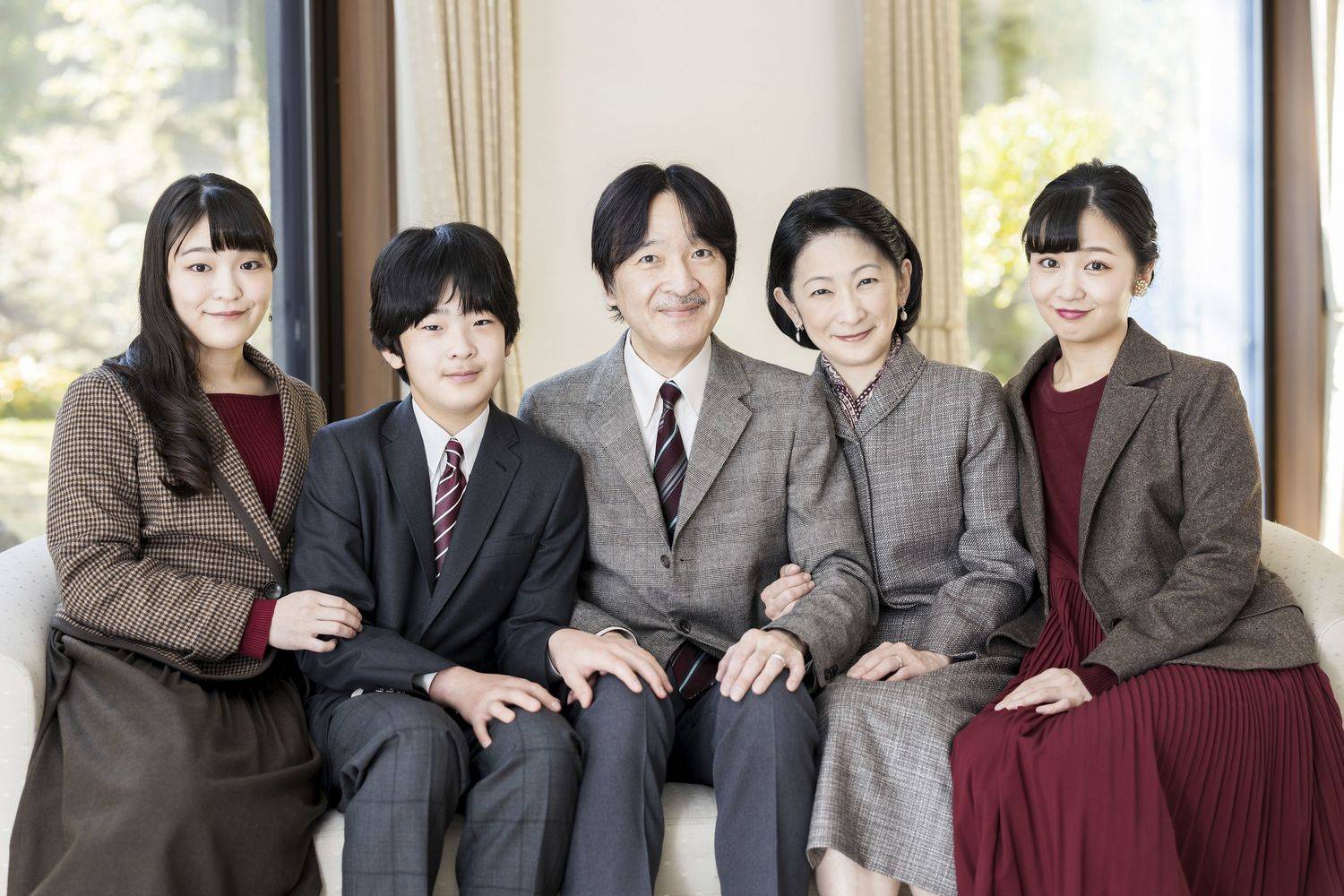 月薪7000,日本天皇独女开始打工,皇弟父子成最终赢家!