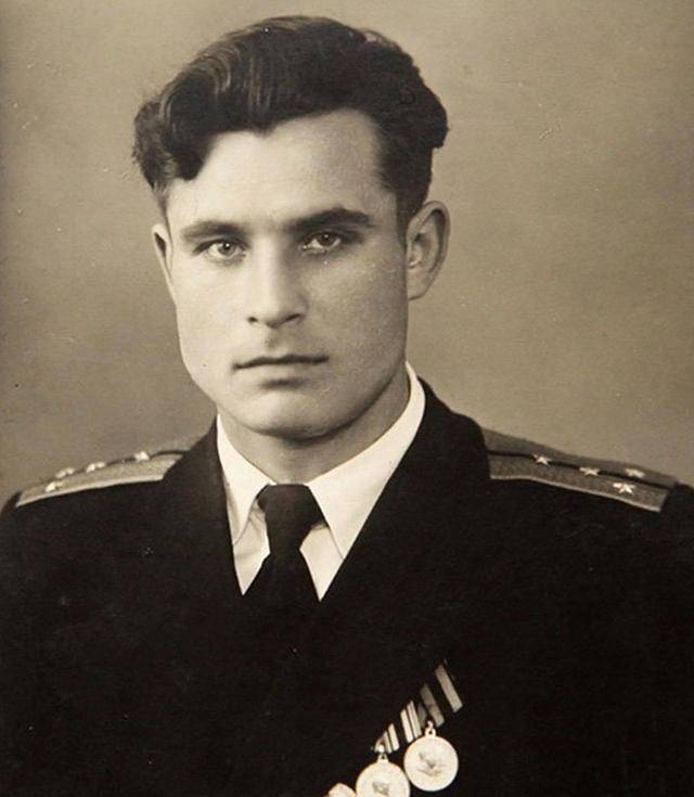 比如,瓦西里·阿尔希波夫,苏联海军中将,在他还是中校时,因为阻止一次