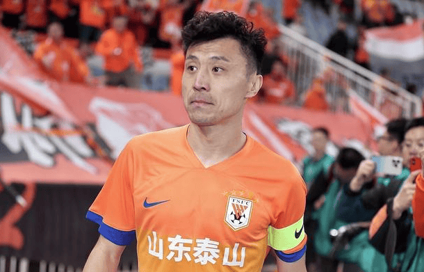 山东泰山队长疑似对球迷做不雅动作,或被禁赛3场_比赛_郑铮_青岛