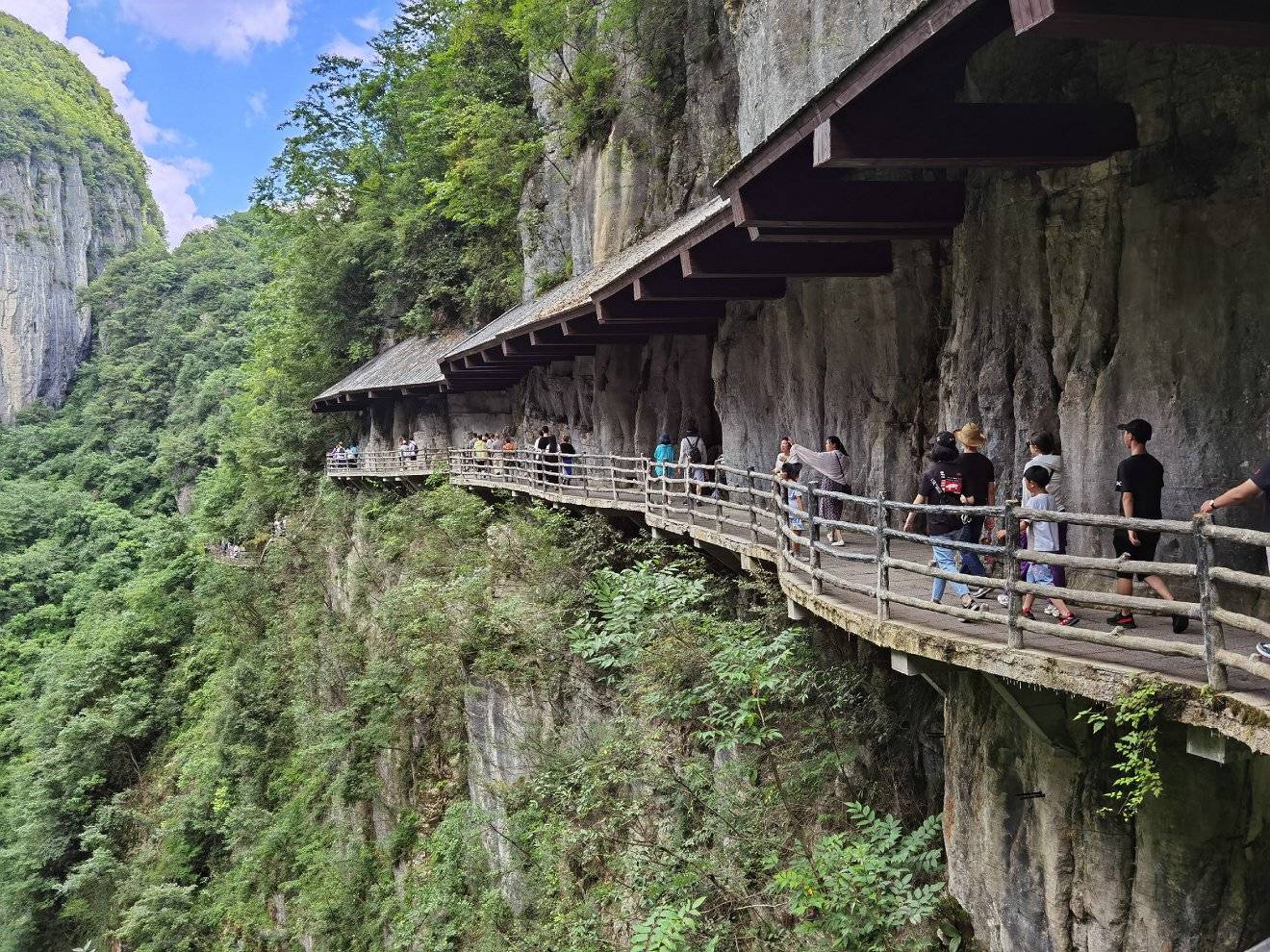 谈到旅游花费,恩施大峡谷的门票价格以及周边的住宿,餐饮等费用都是