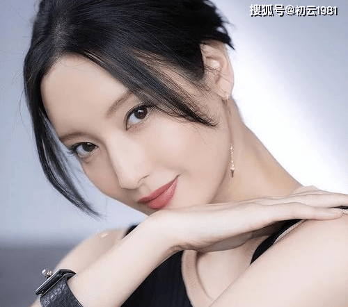 这谁顶得住嘛!日本第一美腿!菜菜绪写真赏_身材_才华_女神