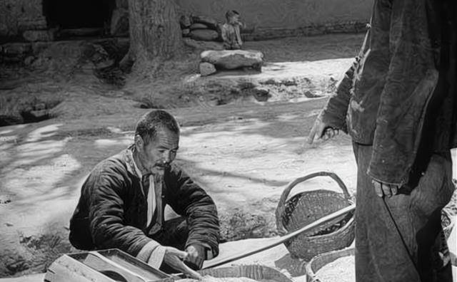 原创司令回乡探亲见发小穿破棉袄含泪只是拿我工资买棉衣来