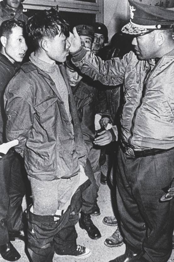 被俘的朝鲜突击队员金信祖针对朝军小分队的搜捕直到