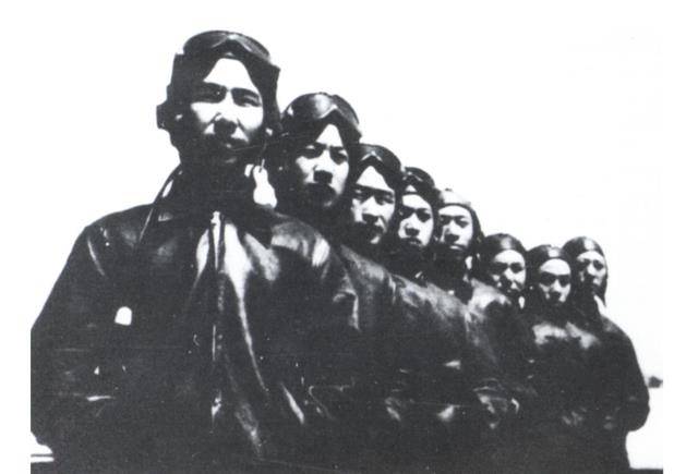 王海战机中弹跳伞,被民兵当成特务抓捕,掏出证件后群众夹道欢送_空军