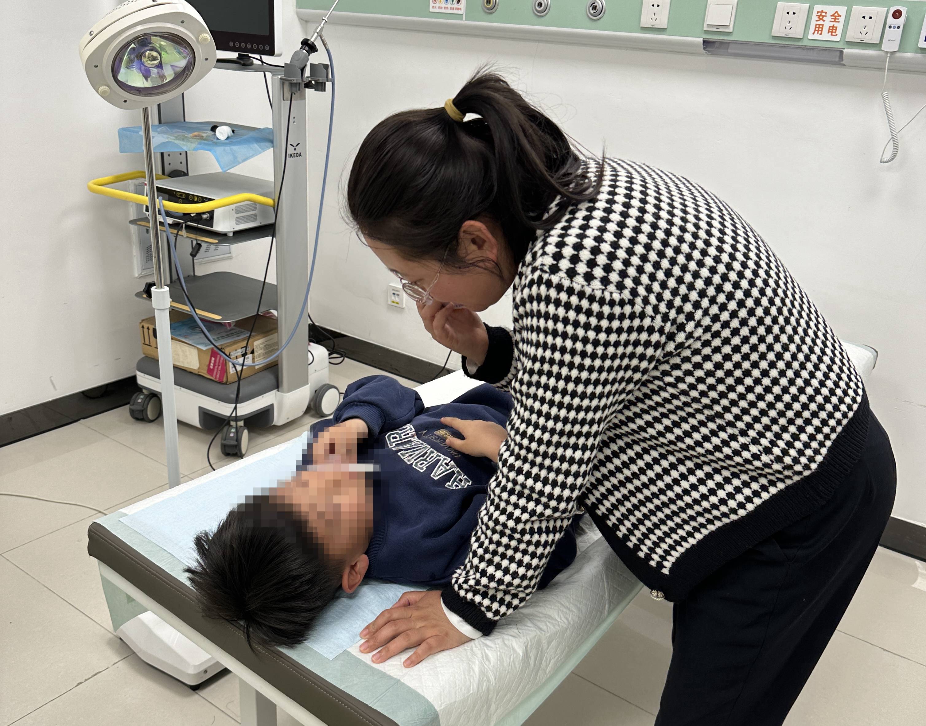 莒南交警紧急送医暖心守护 用"警"心温暖民心_姜洁_李雪莹_孩子