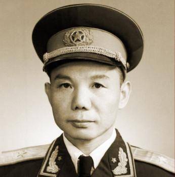 原创副军长为何突然被敌人用枪指着头形势万分危急他如此化解