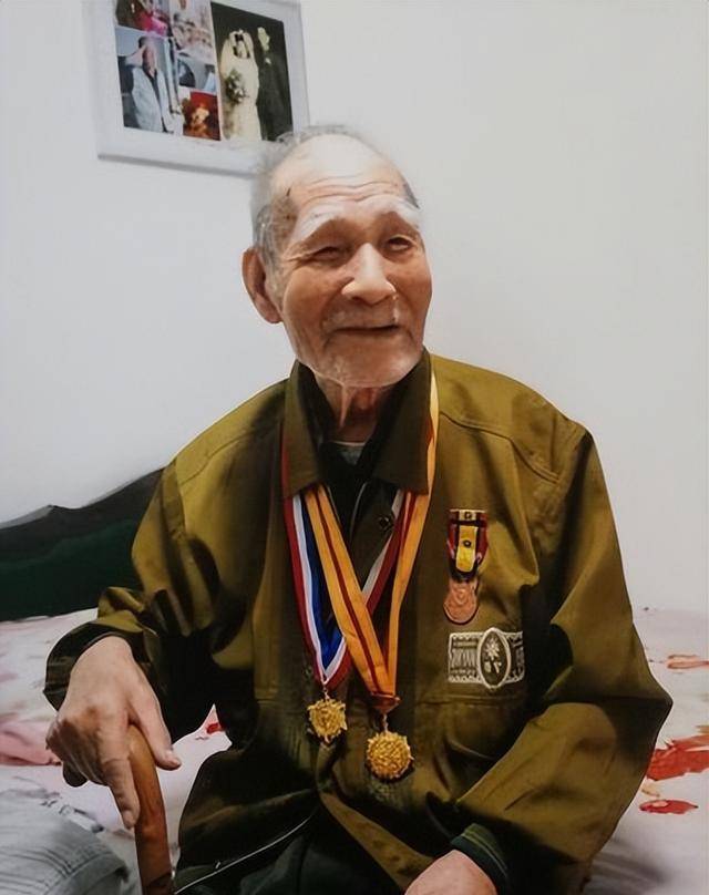 2014年,江苏女子到台湾寻亲,却被102岁退伍父亲推开:你别骗我