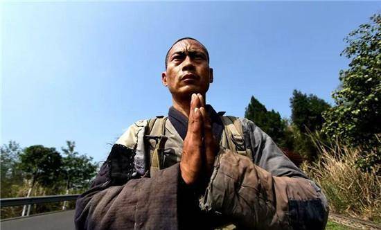 中国最不能黑的和尚三步一拜走完四大名山脚上的茧比鞋底还硬