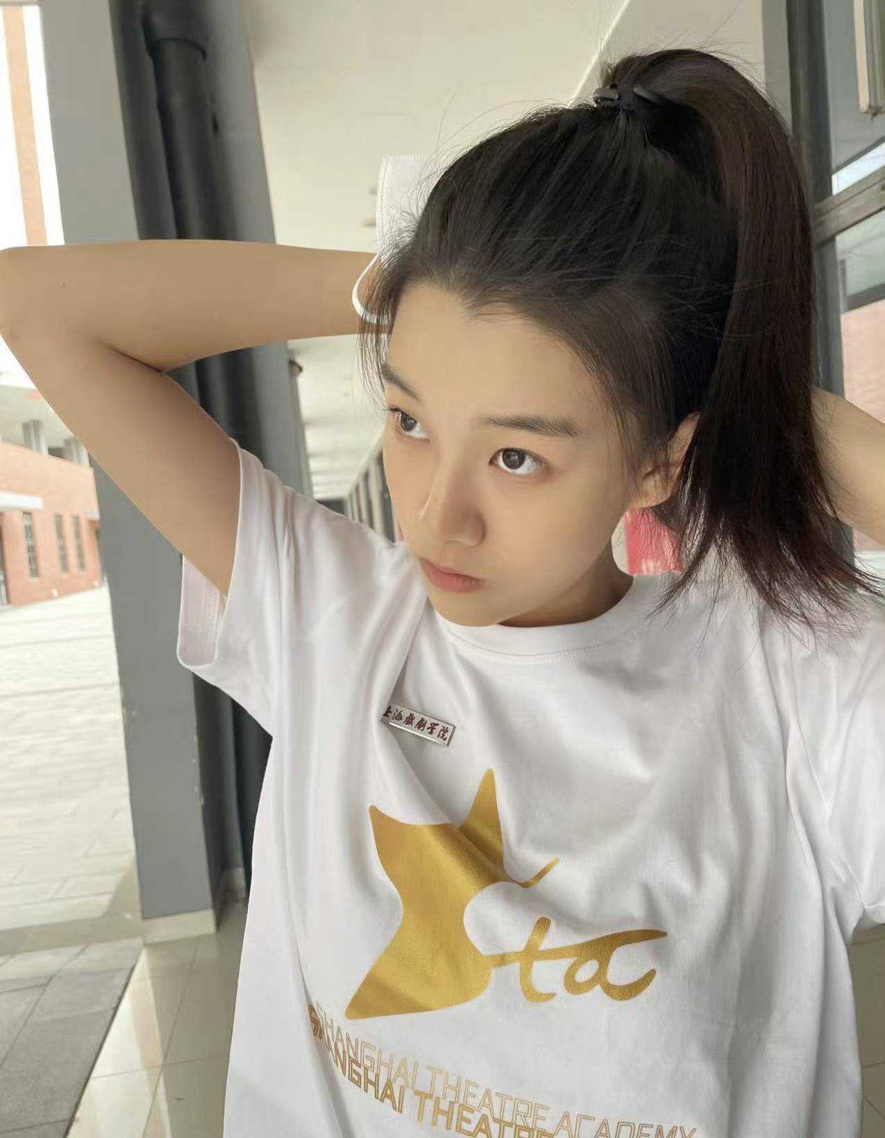 原创中国新生代正能量艺人刘施彤天生丽质心怀祖国勤奋学习的宝藏女孩