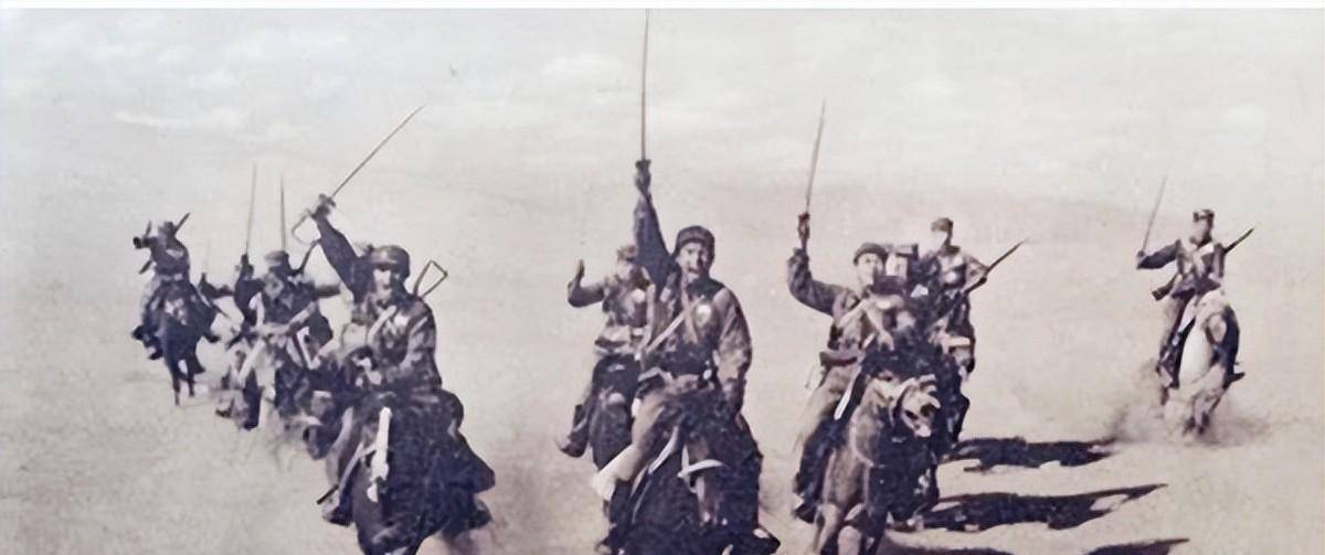 新四军的骑兵团团长周纯麟当机立断,决定让战士们立即下马,牵着马走一