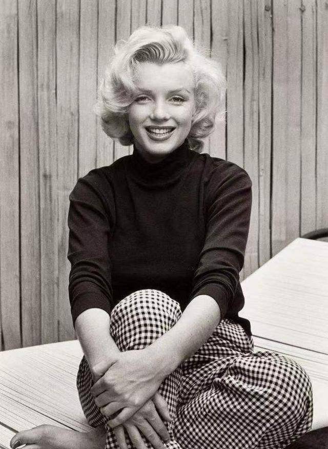 梦露的死始终是个谜,死后身穿秋衣入殓,一头金发被剃光