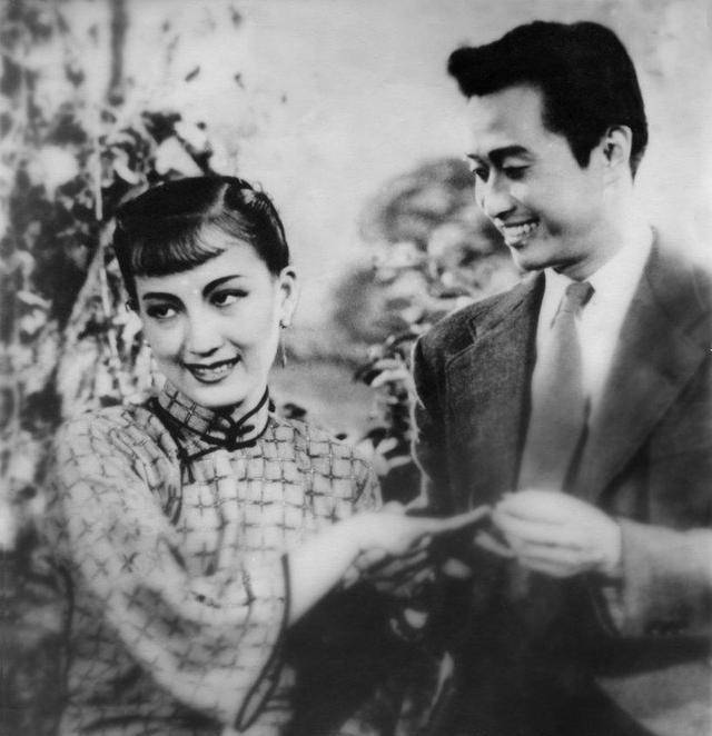 少年成名,她在最红时结婚,数次被男人抛弃,37岁去世只剩2孩子_周璇